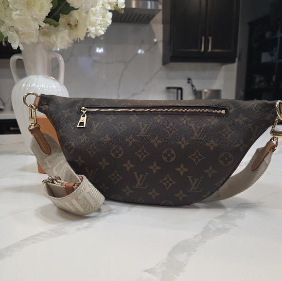 Louis Vuitton Monogram Canvas High Rise Bumbag - Picture 2 of 3